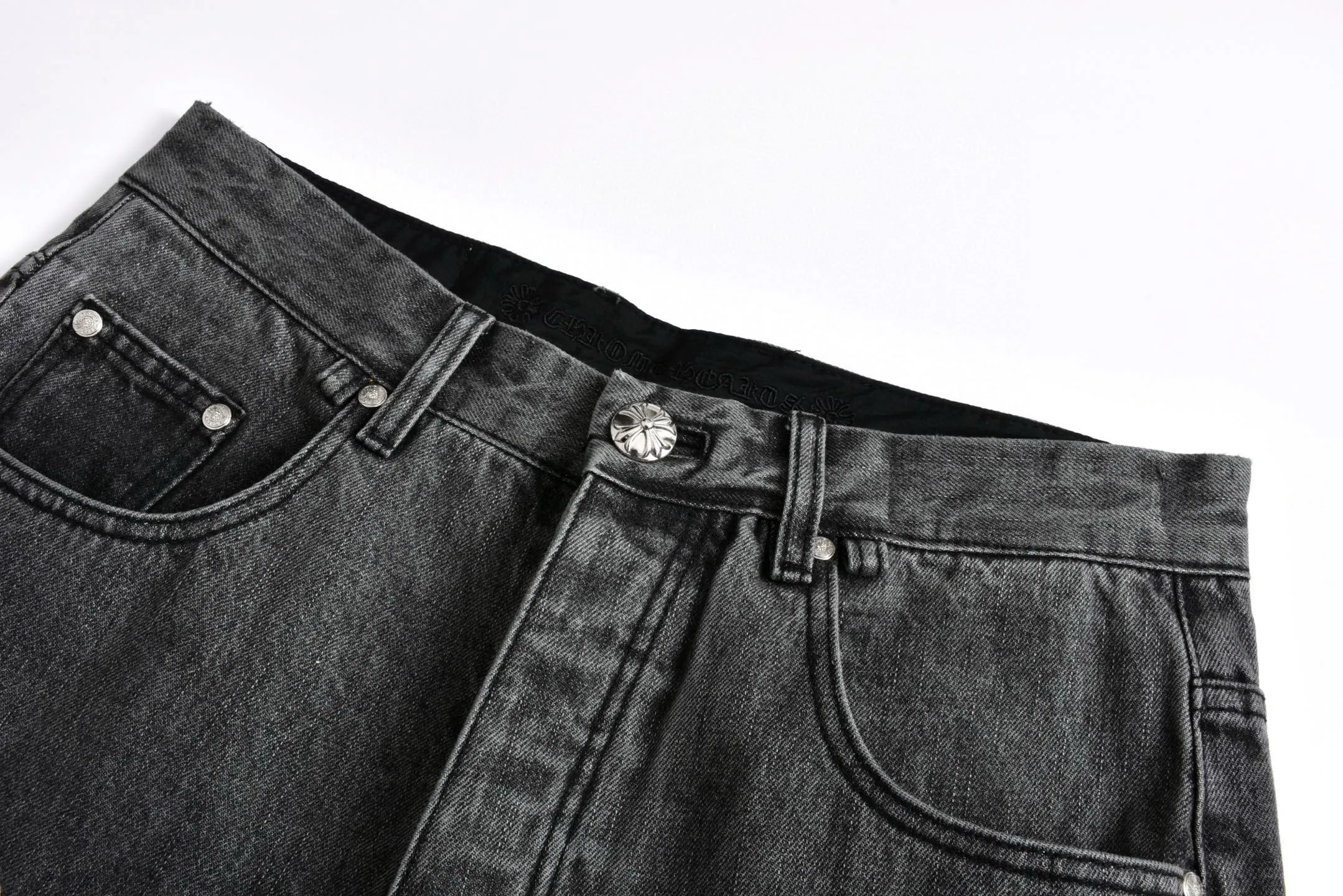 🅿️840 [Exclusive supply] CH Crow Heart Limited Flame Patch Leather Jeans CH This jeans is a store VIP limited edition (can only be purchased by store VIPs) and is not an official website model, so it is even rarer. When we got it back, we found that these pants were different from the usual 501 version. These pants were made from CH's own soleplate, not the 501 soleplate. So I can only customize the fabrics myself and rely on various relationships to get the raw material fabrics. The washing process also took dozens of attempts to finally achieve the effect we wanted. This pair of pants uses a total of 35 pieces of leather, all of which are second-layer cowhide. Therefore, whether the material is leather label or wash label, fabric or hardware, the mold needs to be re-opened and the cross must be sewn manually (for restoration, it can only be done manually) Size: 32-34-36-38